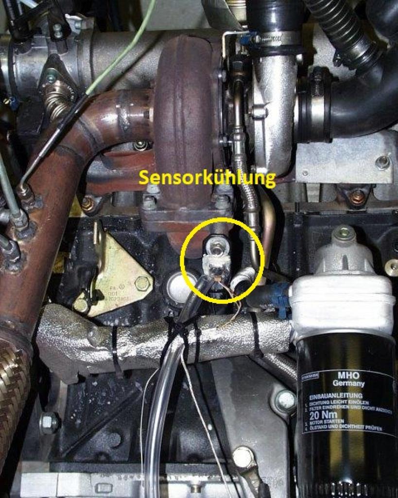Sensorkühlung bie Motoren-Prüfständen: Ein Sensor in unmittelbarer Nähe des Turboladers wird mit kalter Luft eines Wirbelrohrs gekühlt.
